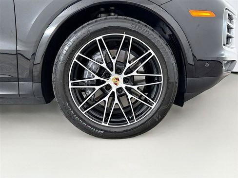 Used 2024 Porsche Cayenne Coupe AWD/4WD image 36