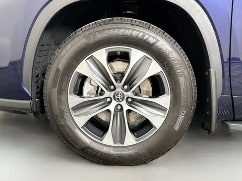 Used 2025 Toyota Highlander XLE FWD image 33