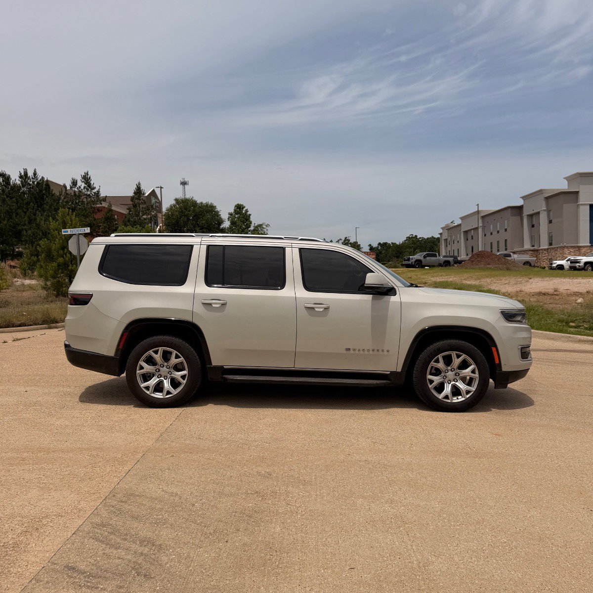 Used 2022 Jeep Wagoneer Series I w/ Premium Group I AWD/4WD image 4