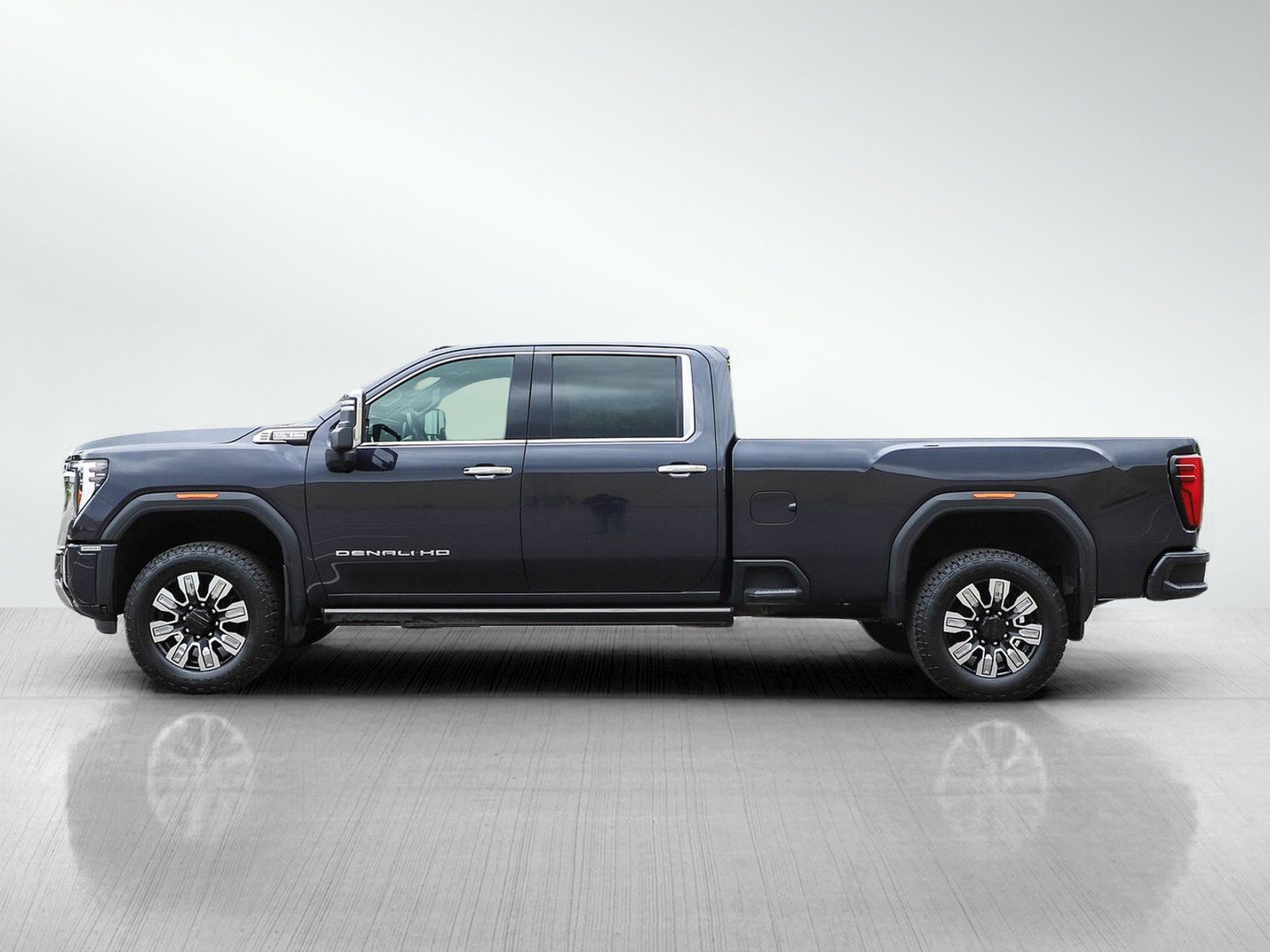 Used 2024 GMC Sierra 3500 Denali w/ Technology Package AWD/4WD image 2