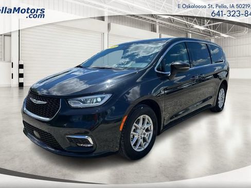 Used 2023 Chrysler Pacifica Touring-L FWD image 8