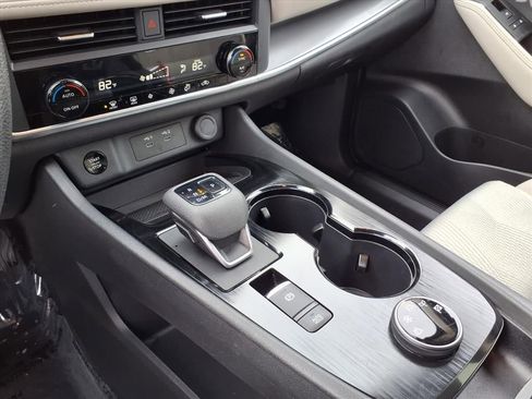 Used 2024 Nissan Rogue SV image 9