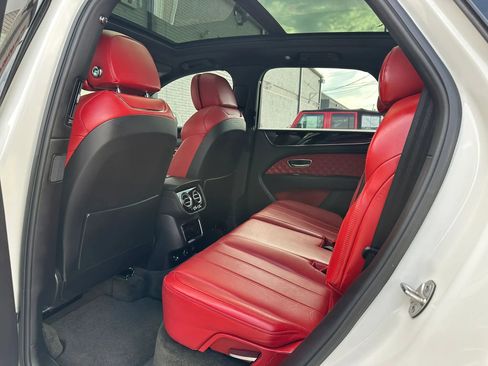 Used 2021 Bentley Bentayga AWD/4WD image 28