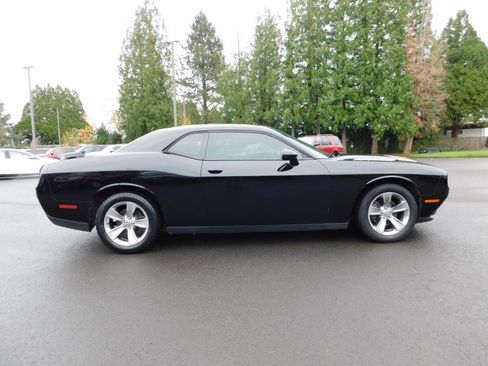 Used 2015 Dodge Challenger SXT image 19