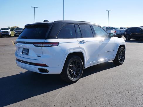 New 2025 Jeep Grand Cherokee Summit image 2