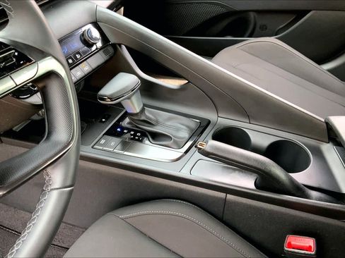 Used 2025 Hyundai Elantra Sport image 16