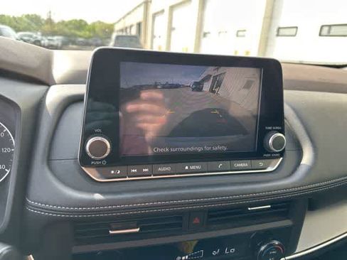 Used 2023 Nissan Rogue SV image 8