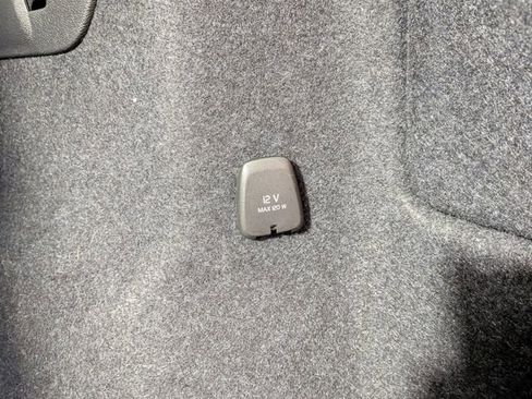 Used 2025 Volvo XC40 B5 Plus image 11