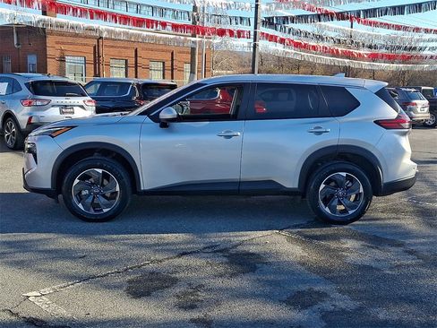 Used 2024 Nissan Rogue SV image 9