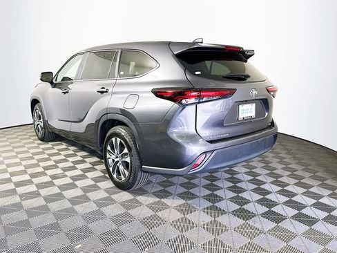Used 2025 Toyota Highlander XLE image 6