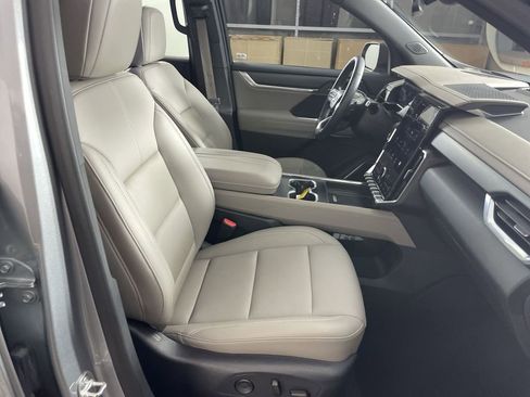 Used 2024 GMC Acadia Elevation image 27