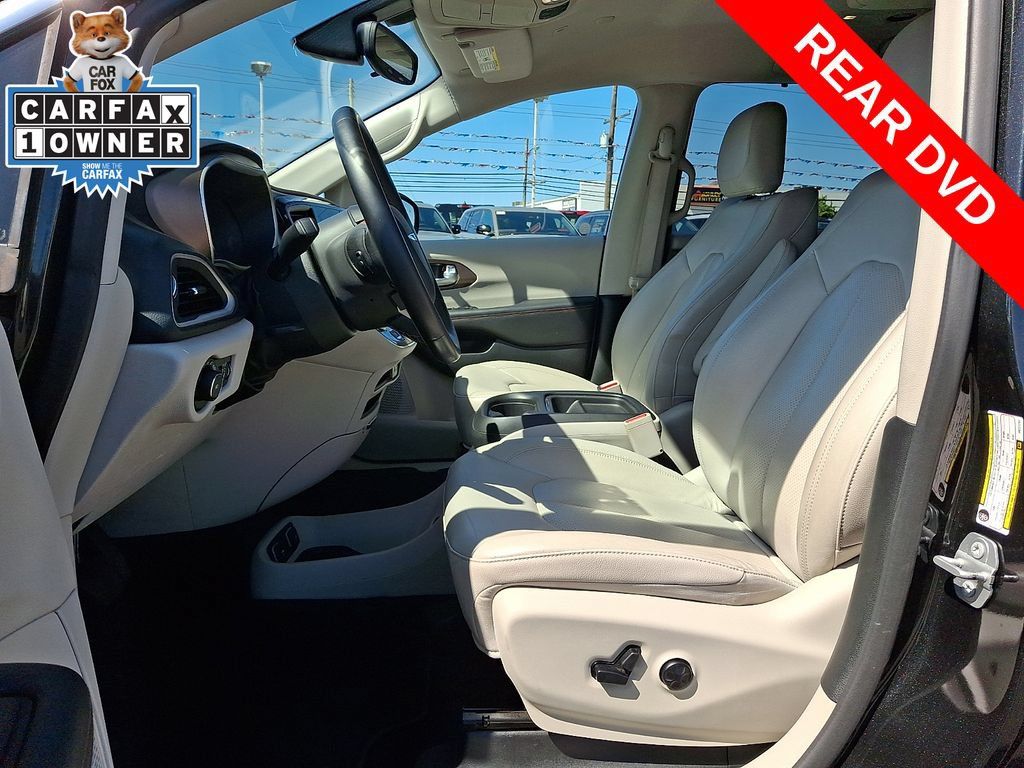 Used 2018 Chrysler Pacifica Touring-L FWD image 14
