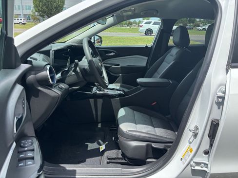 Used 2025 Chevrolet Trax LT FWD image 25