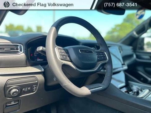 Used 2024 Jeep Wagoneer Series II w/ Flexible Seating Group AWD/4WD image 18