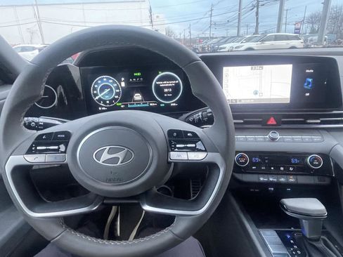 Used 2025 Hyundai Elantra SEL image 15