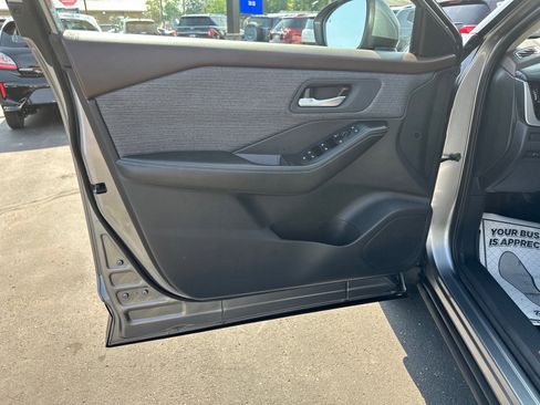 Used 2021 Nissan Rogue SV FWD image 16