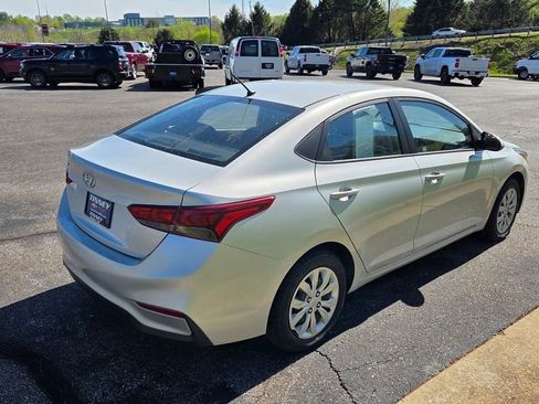 Used 2021 Hyundai Accent SE image 3