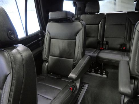 Used 2022 GMC Yukon Denali w/ Denali Premium Package image 12