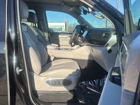 Used 2023 Jeep Wagoneer Series III w/ Premium Group I image 14