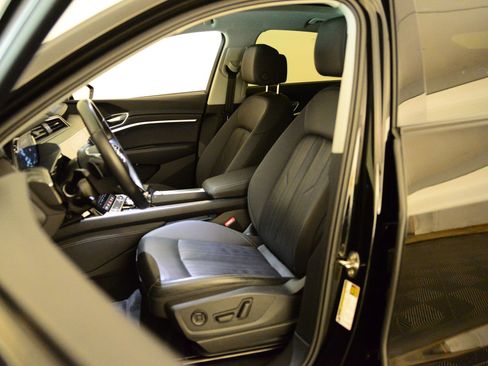 Used 2022 Audi e-tron Premium w/ Convenience Plus Package image 4