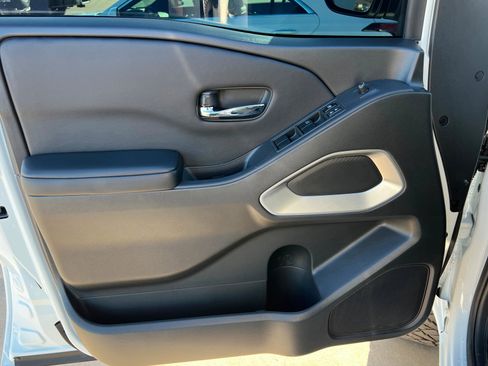 Used 2025 Nissan Frontier SV image 14