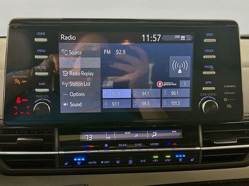 Used 2021 Toyota Sienna Limited image 15