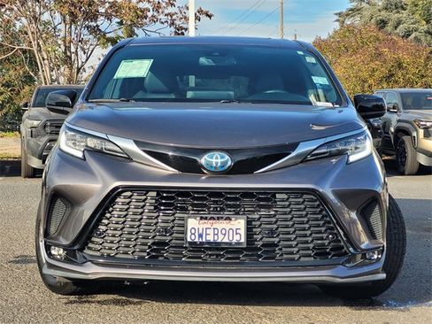 Certified 2021 Toyota Sienna XSE image 3