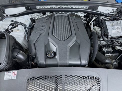 Certified 2024 Porsche Macan AWD/4WD image 32