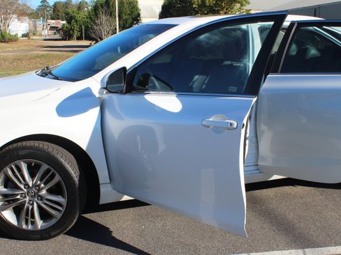 Used 2017 Toyota Camry SE w/ Moonroof Package image 5