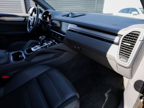 Certified 2023 Porsche Cayenne Platinum Edition image 28