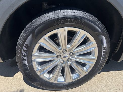 Used 2022 Ford Explorer Limited w/ Equipment Group 301A image 8