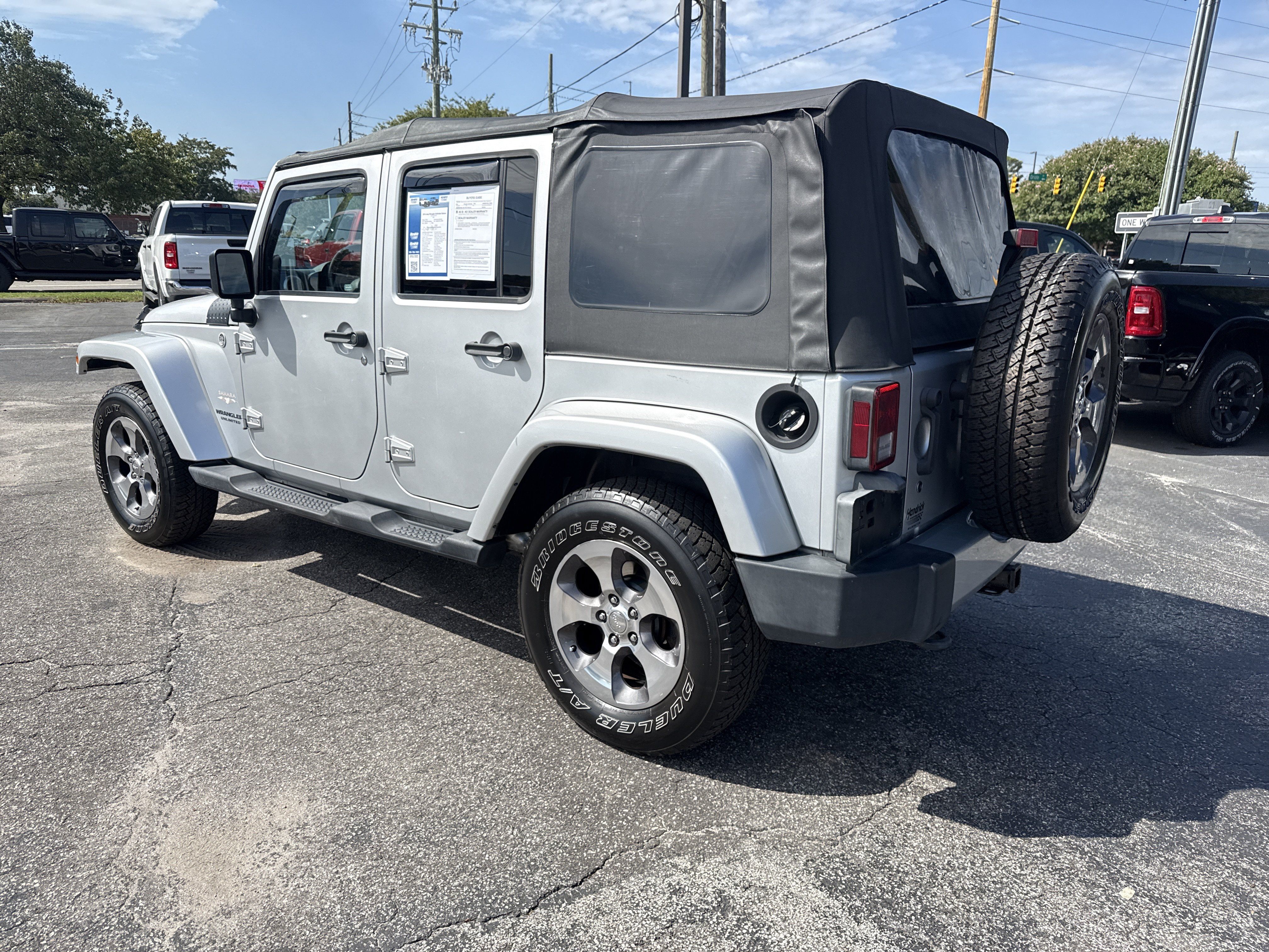 Used 2010 Jeep Wrangler Unlimited Sahara w/ Dual Top Group AWD/4WD image 7