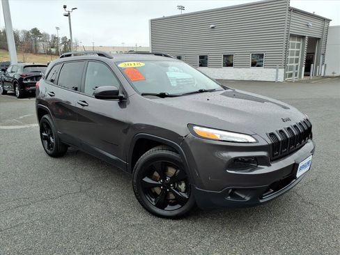Used 2018 Jeep Cherokee Latitude w/ Altitude Package image 1