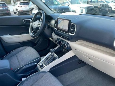 Used 2023 Hyundai Venue Limited FWD image 8