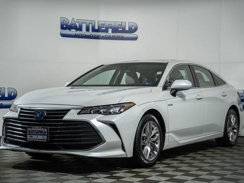 Used 2020 Toyota Avalon XLE w/ Moonroof Package image 3