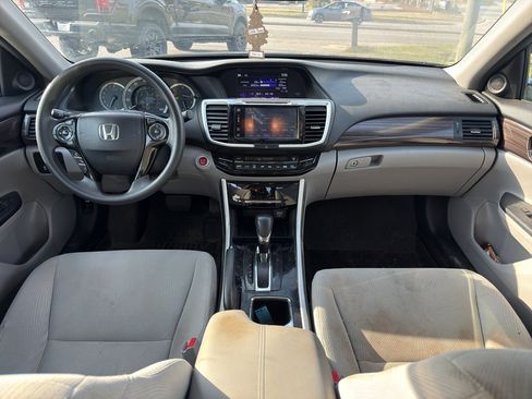 Used 2017 Honda Accord EX image 10