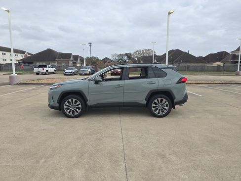 Used 2022 Toyota RAV4 XLE Premium image 2