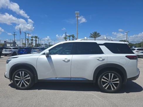 Used 2025 Nissan Pathfinder Platinum w/ Cargo Package FWD image 5