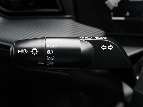 Used 2025 Nissan Kicks SR FWD image 31