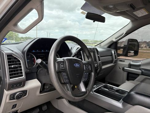 Used 2017 Ford F250 XLT w/ XLT Premium Package AWD/4WD image 18