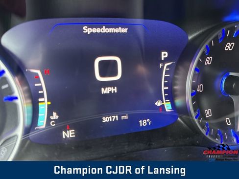 Used 2025 Chrysler Pacifica Select image 21