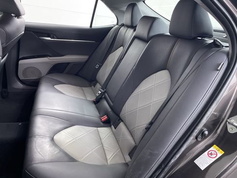 Used 2018 Toyota Camry XLE image 19