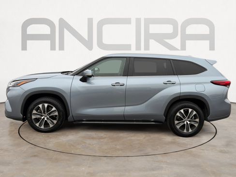 Used 2023 Toyota Highlander XLE image 7