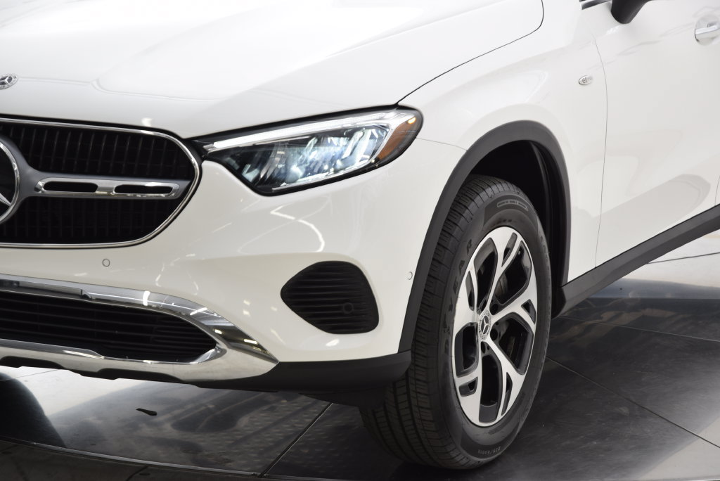 Used 2025 Mercedes-Benz GLC 350e 4MATIC image 11