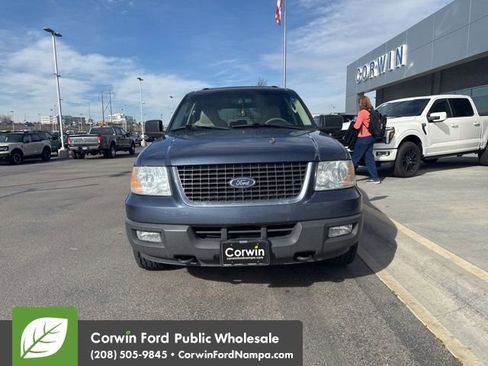 Used 2004 Ford Expedition XLT image 2
