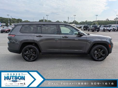 Used 2023 Jeep Grand Cherokee L Laredo image 5