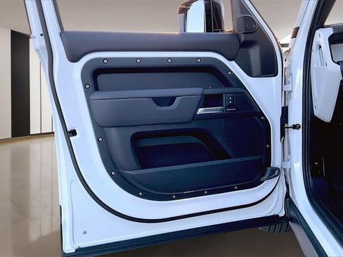 Used 2025 Land Rover Defender 110 S image 18