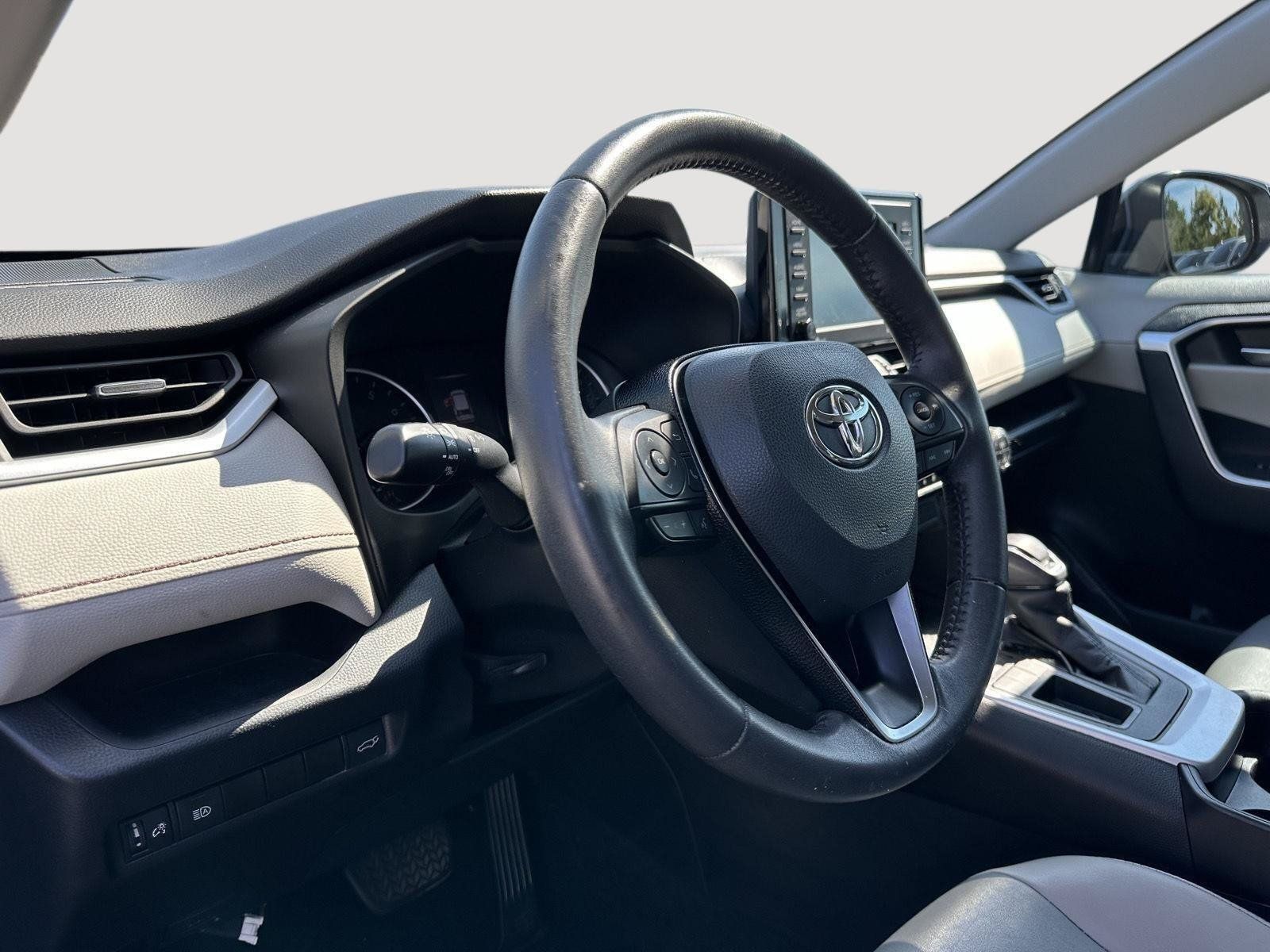 Used 2021 Toyota RAV4 XLE Premium FWD image 11