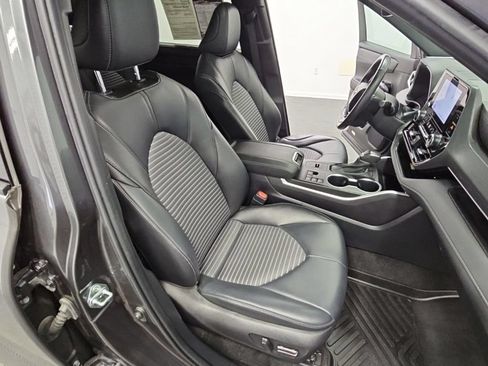 Used 2024 Toyota Highlander XSE FWD image 43