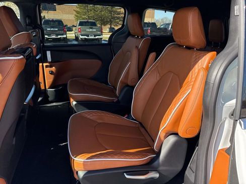 New 2026 Chrysler Pacifica Pinnacle image 11